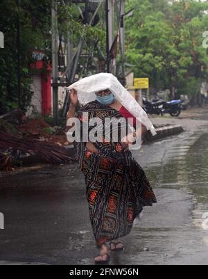 Prayagraj, Uttar Pradesh, Indien. Mai 2021. Prayagraj: Eine Frau trägt Plastikfolie, um am Mittwoch, den 19. Mai 2021, vor einer Regendusche in Prayagraj sicher zu sein. Quelle: Prabhat Kumar Verma/ZUMA Wire/Alamy Live News Stockfoto