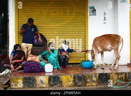 Prayagraj, Uttar Pradesh, Indien. Mai 2021. Prayagraj: Pendler nehmen am Mittwoch, den 19. Mai 2021, während der Regendusche in Prayagraj Schutz vor dem geschlossenen Geschäft ein. Quelle: Prabhat Kumar Verma/ZUMA Wire/Alamy Live News Stockfoto