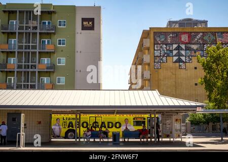 Passagiere warten im Schatten an einer Bushaltestelle in Tucson, Arizona, USA Stockfoto