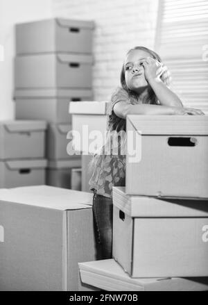 Verpackung von Dingen. Stressige Situation. Scheidung und Trennung. Familienproblem. Gezwungen, sich zu bewegen. Mädchen Kind und Boxen. Konzept herausziehen. Bereiten Sie sich auf vor Stockfoto