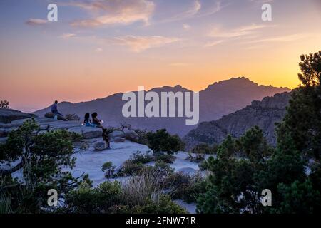 Die Menschen beobachten einen Sonnenuntergang hinter Mount Lemmon, Arizona, USA Stockfoto