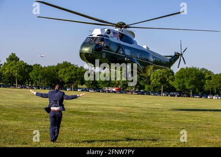 White House, Washington, DC, 19. Mai 2021. Boden Persönliche Hilfe landet Marine One auf der Ellipse, um den US-Präsidenten Joe Biden am Mittwoch, den 19. Mai 2021, im Weißen Haus in Washington, DC zu transportieren. Präsident Joe Biden verlässt das Weiße Haus nach Connecticut zum 140. Beginn der US-Küstenwache. Quelle: Tasos Katopodis/Pool via CNP /MediaPunch Stockfoto