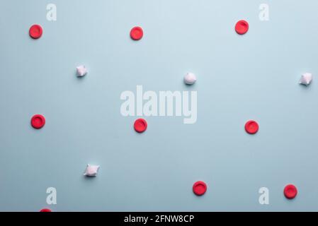 Medizinische Flatlay roten und weißen Blutkörperchen. Rote Blutkörperchen und Leukozyten auf blauem Hintergrund. Stockfoto