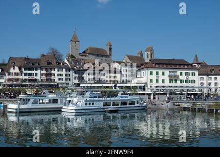 Blick auf die Uferpromenade der Stadt Rapperswil, Schweiz, am Zürichsee Stockfoto