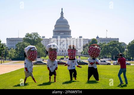 Die Präsidenten der Nationals drehen am Mittwoch, den 19. Mai 2021, Szenen auf dem nationalen Einkaufszentrum in der Nähe des US-Kapitols in Washington, DC. Die Presidents Race hat Ähnlichkeiten von sieben formerÊPresidentsÊof theÊUnited-Staaten, von denen vier gefunden werden onÊMount Rushmore:ÊGeorge Washington,ÊAbraham Lincoln,ÊThomas Jefferson, andÊTheodore Roosevelt, plusÊWilliam Howard Taft Rennen um die Basen in der Mitte des vierten Innings jedes Heimspiels. Foto von Tasos Katopodis/Pool/Sipa USA Stockfoto