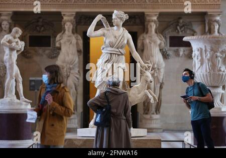 (210519) -- PARIS, 19. Mai 2021 (Xinhua) -- Menschen besuchen das Louvre-Museum am 19. Mai 2021 an seinem Eröffnungstag in Paris, Frankreich. Am Mittwoch wurde das Louvre-Museum wieder eröffnet, da die landesweite Sperrung nachließ. (Xinhua/Gao Jing) Stockfoto