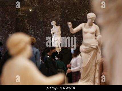 (210519) -- PARIS, 19. Mai 2021 (Xinhua) -- Menschen besuchen das Louvre-Museum am 19. Mai 2021 an seinem Eröffnungstag in Paris, Frankreich. Am Mittwoch wurde das Louvre-Museum wieder eröffnet, da die landesweite Sperrung nachließ. (Xinhua/Gao Jing) Stockfoto