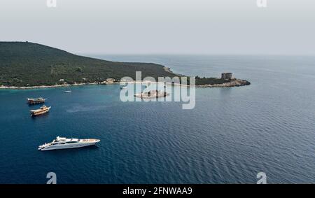 Luftaufnahme der Boka Kotorska, Eingang in den Fjord von Montenegro, der zur Stadt Kotor führt. Bucht von Kotor. Yacht und Boote. Küste. Zanjic Stockfoto