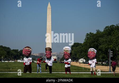 Washington, Usa. Mai 2021. Die Präsidenten der Nationals drehen am Mittwoch, den 19. Mai 2021, Szenen auf dem nationalen Einkaufszentrum in der Nähe des US-Kapitols in Washington, DC. Die Presidents Race hat Ähnlichkeiten mit sieben ehemaligen Präsidenten der Vereinigten Staaten, von denen vier auf dem Mount Rushmore zu finden sind: George Washington, Abraham Lincoln, Thomas Jefferson und Theodore Roosevelt, Rennen um das Feld in der Mitte des vierten Innings jedes Heimspiels. Foto von Tasos Katopodis/UPI Credit: UPI/Alamy Live News Stockfoto