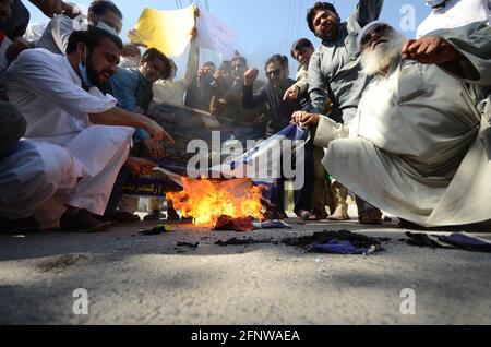 Peshawar, Pakistan. Mai 2021. (5/19/2021) Anhänger des pakistanischen muslimischen Tehreek Insaf nehmen an einer Kundgebung zur Unterstützung der Palästinenser in Peschawar, Pakistan, Teil. (Foto: Hussain Ali/Pacific Press/Sipa USA) Quelle: SIPA USA/Alamy Live News Stockfoto