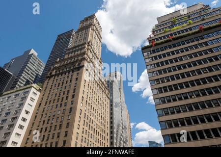 Die Architektur in Midtown Manhattan East an der Park Avenue umfasst den Ritz Tower, New York City, USA 2021 Stockfoto