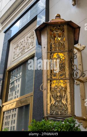 Verzierte Laterne am Eingang der Wohnanlagen der Trump Park Avenue, New York City, USA Stockfoto