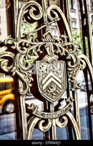 Das Wappen der Familie Trump ist im Apartmentgebäude der Park Avenue, New York City, USA, prominent Stockfoto