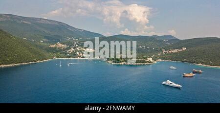 Luftaufnahme der Boka Kotorska, Eingang in den Fjord von Montenegro, der zur Stadt Kotor führt. Bucht von Kotor. Yacht und Boote. Küste. Zanjic Stockfoto