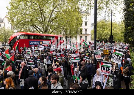 Menschenmenge marschierender Demonstranten, Solidaritätsprotest „Freies Palästina“, London, 15. Mai 2021 Stockfoto