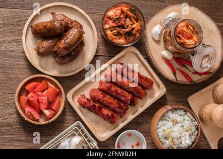 Flatlay von philippinischen Wurst Frühstück mit longganisa, Knoblauch Reis und koreanischen Kimchi Stockfoto