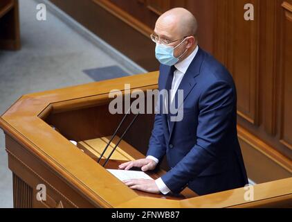 Nicht exklusiv: KIEW, UKRAINE - 18. MAI 2021 - der ukrainische Premierminister Denys Shmyhal spricht während einer außerordentlichen Sitzung der aus dem Trikot Stockfoto