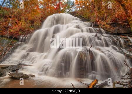 Yellow Branch Falls, Walhalla, South Carolina, USA in der Herbstsaison. Stockfoto