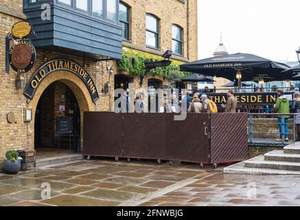 Leute, die auf einen Tisch im Old Thameside Inn, Pickfords Wharf, London, England, Großbritannien, warten Stockfoto