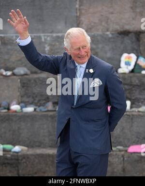 Der Prinz von Wales bei einem Besuch im Hafen von Donaghadee, wo er Steine sah, die die Hafenmauern säumen und die während der Pandemie mit Botschaften der Hoffnung der lokalen Bevölkerung geschmückt wurden. Der Prinz enthüllte außerdem eine Gedenktafel zum Gedenken an die zweihundertjährige Feier der königlichen Charta von Donaghadee Harbour und die Grundsteinlegung des Hafens. Bilddatum: Mittwoch, 19. Mai 2021. Stockfoto