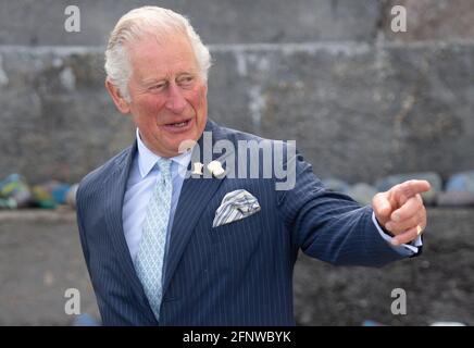 Der Prinz von Wales bei einem Besuch im Hafen von Donaghadee, wo er Steine sah, die die Hafenmauern säumen und die während der Pandemie mit Botschaften der Hoffnung der lokalen Bevölkerung geschmückt wurden. Der Prinz enthüllte außerdem eine Gedenktafel zum Gedenken an die zweihundertjährige Feier der königlichen Charta von Donaghadee Harbour und die Grundsteinlegung des Hafens. Bilddatum: Mittwoch, 19. Mai 2021. Stockfoto