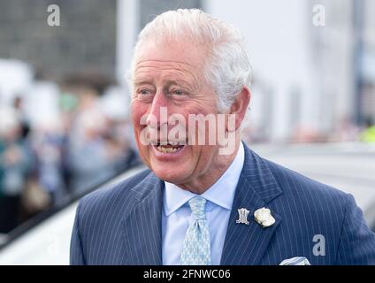 Der Prinz von Wales bei einem Besuch im Hafen von Donaghadee, wo er Steine sah, die die Hafenmauern säumen und die während der Pandemie mit Botschaften der Hoffnung der lokalen Bevölkerung geschmückt wurden. Der Prinz enthüllte außerdem eine Gedenktafel zum Gedenken an die zweihundertjährige Feier der königlichen Charta von Donaghadee Harbour und die Grundsteinlegung des Hafens. Bilddatum: Mittwoch, 19. Mai 2021. Stockfoto
