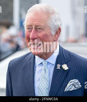 Der Prinz von Wales bei einem Besuch im Hafen von Donaghadee, wo er Steine sah, die die Hafenmauern säumen und die während der Pandemie mit Botschaften der Hoffnung der lokalen Bevölkerung geschmückt wurden. Der Prinz enthüllte außerdem eine Gedenktafel zum Gedenken an die zweihundertjährige Feier der königlichen Charta von Donaghadee Harbour und die Grundsteinlegung des Hafens. Bilddatum: Mittwoch, 19. Mai 2021. Stockfoto