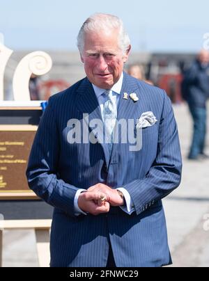 Der Prinz von Wales bei einem Besuch im Hafen von Donaghadee, wo er Steine sah, die die Hafenmauern säumen und die während der Pandemie mit Botschaften der Hoffnung der lokalen Bevölkerung geschmückt wurden. Der Prinz enthüllte außerdem eine Gedenktafel zum Gedenken an die zweihundertjährige Feier der königlichen Charta von Donaghadee Harbour und die Grundsteinlegung des Hafens. Bilddatum: Mittwoch, 19. Mai 2021. Stockfoto