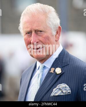 Der Prinz von Wales bei einem Besuch im Hafen von Donaghadee, wo er Steine sah, die die Hafenmauern säumen und die während der Pandemie mit Botschaften der Hoffnung der lokalen Bevölkerung geschmückt wurden. Der Prinz enthüllte außerdem eine Gedenktafel zum Gedenken an die zweihundertjährige Feier der königlichen Charta von Donaghadee Harbour und die Grundsteinlegung des Hafens. Bilddatum: Mittwoch, 19. Mai 2021. Stockfoto