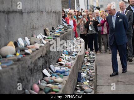 Der Prinz von Wales bei einem Besuch im Hafen von Donaghadee, wo er Steine sah, die die Hafenmauern säumen und die während der Pandemie mit Botschaften der Hoffnung der lokalen Bevölkerung geschmückt wurden. Der Prinz enthüllte außerdem eine Gedenktafel zum Gedenken an die zweihundertjährige Feier der königlichen Charta von Donaghadee Harbour und die Grundsteinlegung des Hafens. Bilddatum: Mittwoch, 19. Mai 2021. Stockfoto