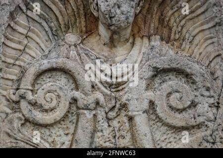 Hintergrund der Nahaufnahme eines schönen römischen oder griechischen Mannes stilisiert Engel mit Rissen und Gesicht zerbröckelt - schön und Grungy Stockfoto