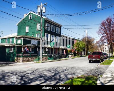 Sackets Harbour, New York, USA. 12.Mai 2021. Blick auf die West Main Street mit der Battlefield Eatery im kleinen historischen Dorf Sackets Harbour Stockfoto