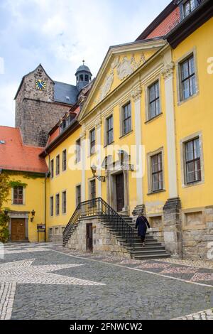 19. Mai 2021, Sachsen-Anhalt, Ballenstedt: Das Schloss Ballenstedt. Dort beginnt die Ausstellung „Albrecht der Bär - Erinnerung an einen Ballenstedt-Bären“, die aufgrund der Corona-Pandemie noch nicht besucht werden kann. Dennoch können ab dem 23. Mai 2021 die Orte und Artefakte, die mit Albrecht dem Bären verbunden sind und als Museum neu gestaltet wurden, erlebt werden. Im Internet wird dann ein Video veröffentlicht, das interessierte Besucher durch die Ausstellung führt und die Exponate und deren Bedeutung beschreibt. Foto: Klaus-Dietmar Gabbert/dpa-Zentralbild/ZB Stockfoto