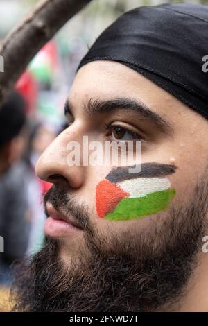 Detail der palästinensischen Fahne auf die Wange des Protesters, Solidaritätsprotest "Free Palestine", London, 15. Mai 2021 Stockfoto