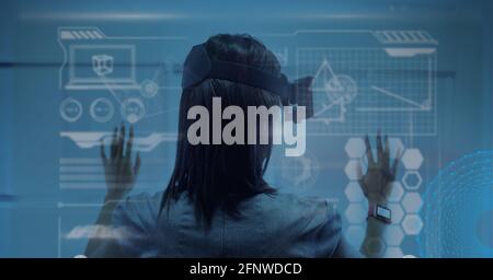 Zusammensetzung einer Geschäftsfrau, die ein vr-Headset trägt und den interaktiven Bildschirm berührt Stockfoto