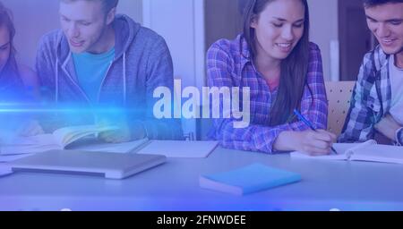 Zusammensetzung von männlichen und weiblichen Studenten, die zusammen mit blau studieren Leuchten Stockfoto