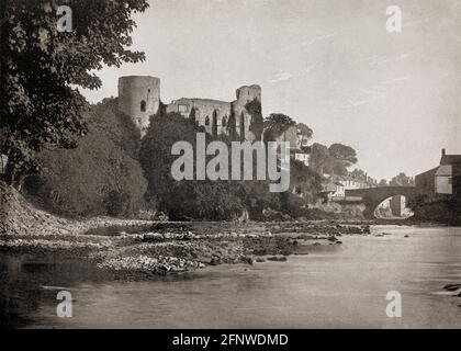 Ein Blick aus dem späten 19. Jahrhundert auf Barnard Castle, eine Marktstadt in Teesdale, County Durham, England. Es ist nach dem Schloss benannt, um das es herum gebaut wurde und liegt am Fluss Tees. Die Burg wurde in der zweiten Hälfte des 12. Jahrhunderts von Bernard de Balliol I. in Stein gebaut, was den Namen der Stadt hervorgebracht hat. Die Burg wurde durch die Balliol-Familie weitergegeben, dann in den Besitz von Richard Neville, Graf von Warwick. König Richard III. Erbte es durch seine Frau Anne Neville, aber es fiel in Ruinen im 15. Jahrhundert nach seinem Tod. Stockfoto