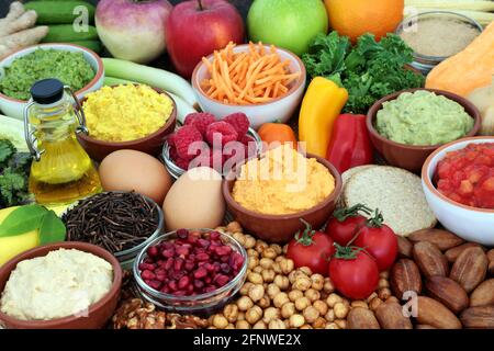 Vegetarisches Essen für eine gesunde ballaststoffreiche Ernährung mit proteinreichen Lebensmitteln, Omega-3, Vitaminen, Mineralien, Antioxidantien, Anthocyane und Ballaststoffe. Stockfoto