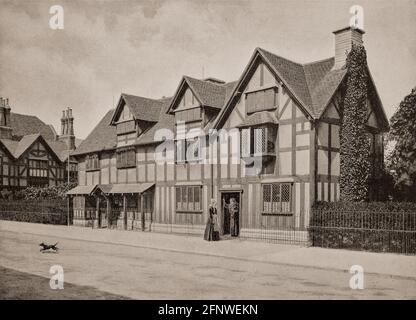 Ein Blick aus dem späten 19. Jahrhundert auf Shakespeares Geburtshaus, ein Fachwerkhaus aus dem 16. Jahrhundert in der Henley Street, Stratford-upon-Avon, Warwickshire, England, wo man glaubt, dass William Shakespeare 1564 geboren wurde und seine Kindheit verbrachte. Stockfoto