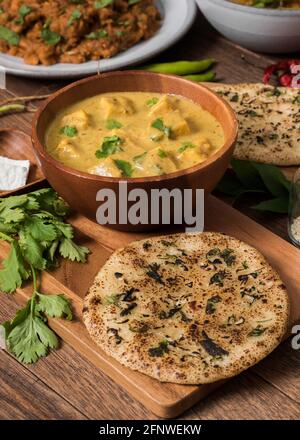 Indische shahi Paneer Quark in Tomatencreme-Sauce mit Käse naan Stockfoto