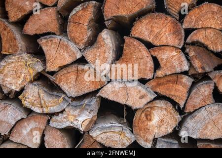 Gestapeltes Brennholz - Textur Hintergrund von Holz logs Stockfoto