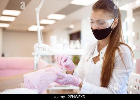 Frau Füße erhalten Pediküre in einem Day Spa Stockfoto