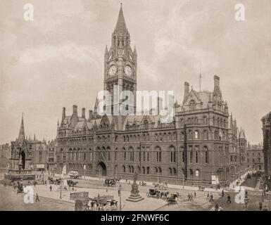 Eine Ansicht des Manchester Town Hall aus dem späten 19. Jahrhundert in der Great Ducie Street im Stadtteil Strangeways von Manchester, England. Das erste Bürgergebäude, das nach dem Rathaus in Manchester errichtet wurde, wurde von Alfred Waterhouse im venezianischen gotischen Stil entworfen; der Bau begann 1859 und wurde 1864 abgeschlossen. Stockfoto