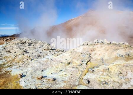 Astronaut in der Landschaft des Mars, Island Stockfoto