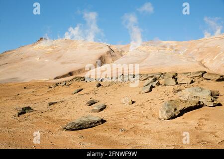 Astronaut in der Landschaft des Mars, Island Stockfoto