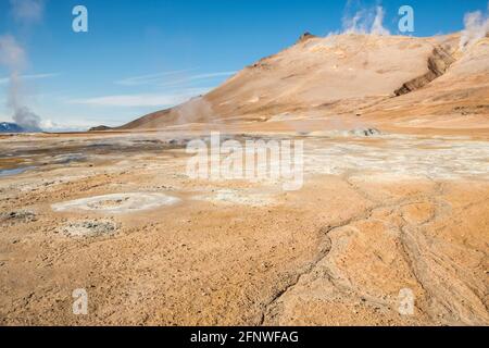 Astronaut in der Landschaft des Mars, Island Stockfoto