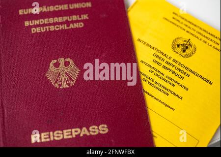Berlin, Deutschland. Mai 2021. Neben einem Impfbuch liegt ein deutscher Pass (l). Quelle: Fabian Sommer/dpa/Alamy Live News Stockfoto