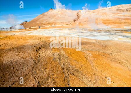 Astronaut in der Landschaft des Mars, Island Stockfoto