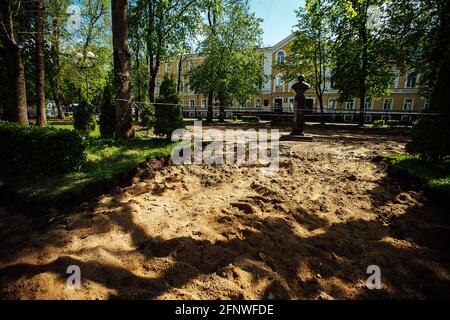 Ein Warnband verbietet den Durchgang. Absperrband um den gefährlichen Ort. Reparaturarbeiten an der Stelle des Asphaltausfalls nach der Katastrophe. Absperrband Stockfoto