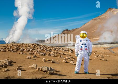 Astronaut in der Landschaft des Mars, Island Stockfoto